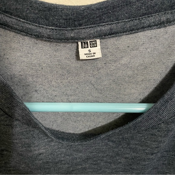 🤝 Uniqlo Blue T-Shirt 🤝 - Picture 2 of 2